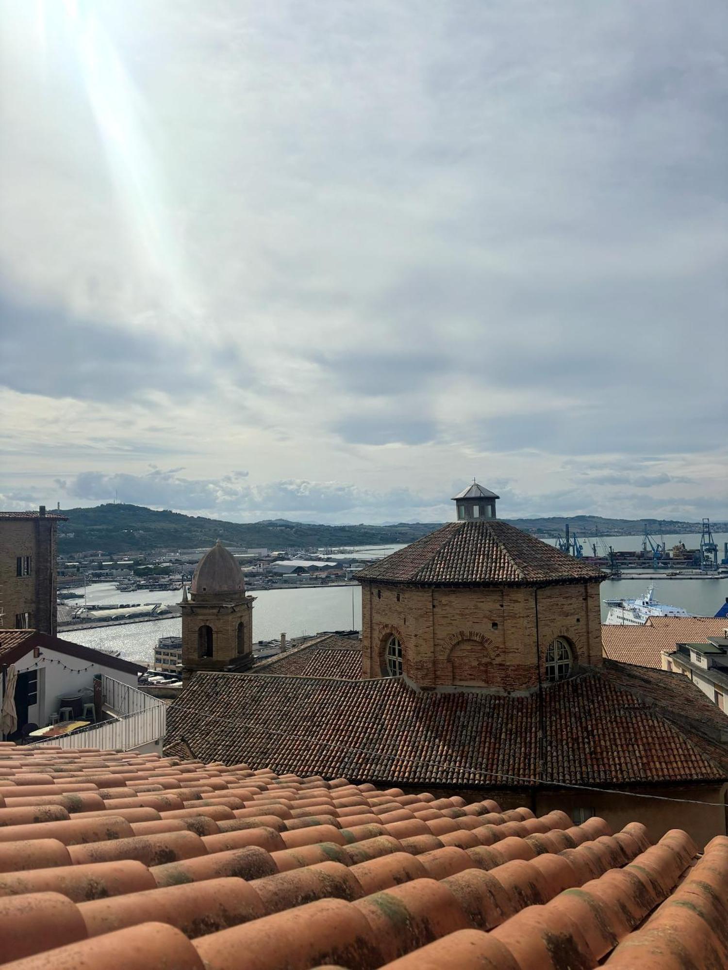 Domus Mirabilis Homestay Ancona Eksteriør billede
